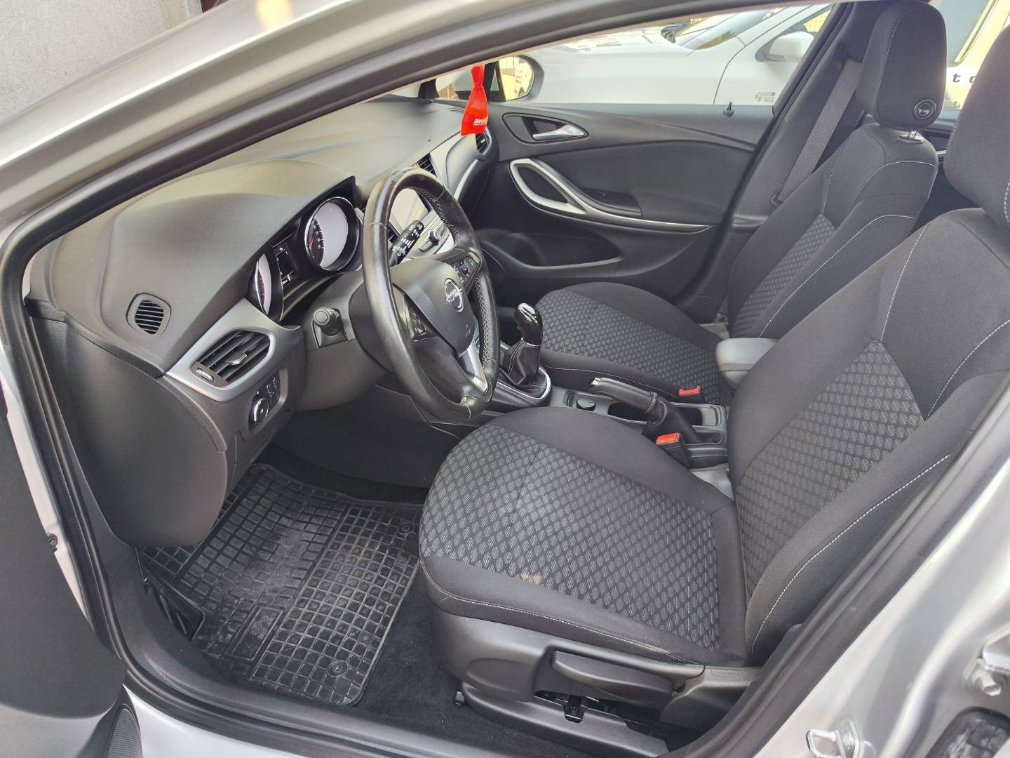 Opel Astra Sport Tourer ST 1.2 Turbo – foto 11