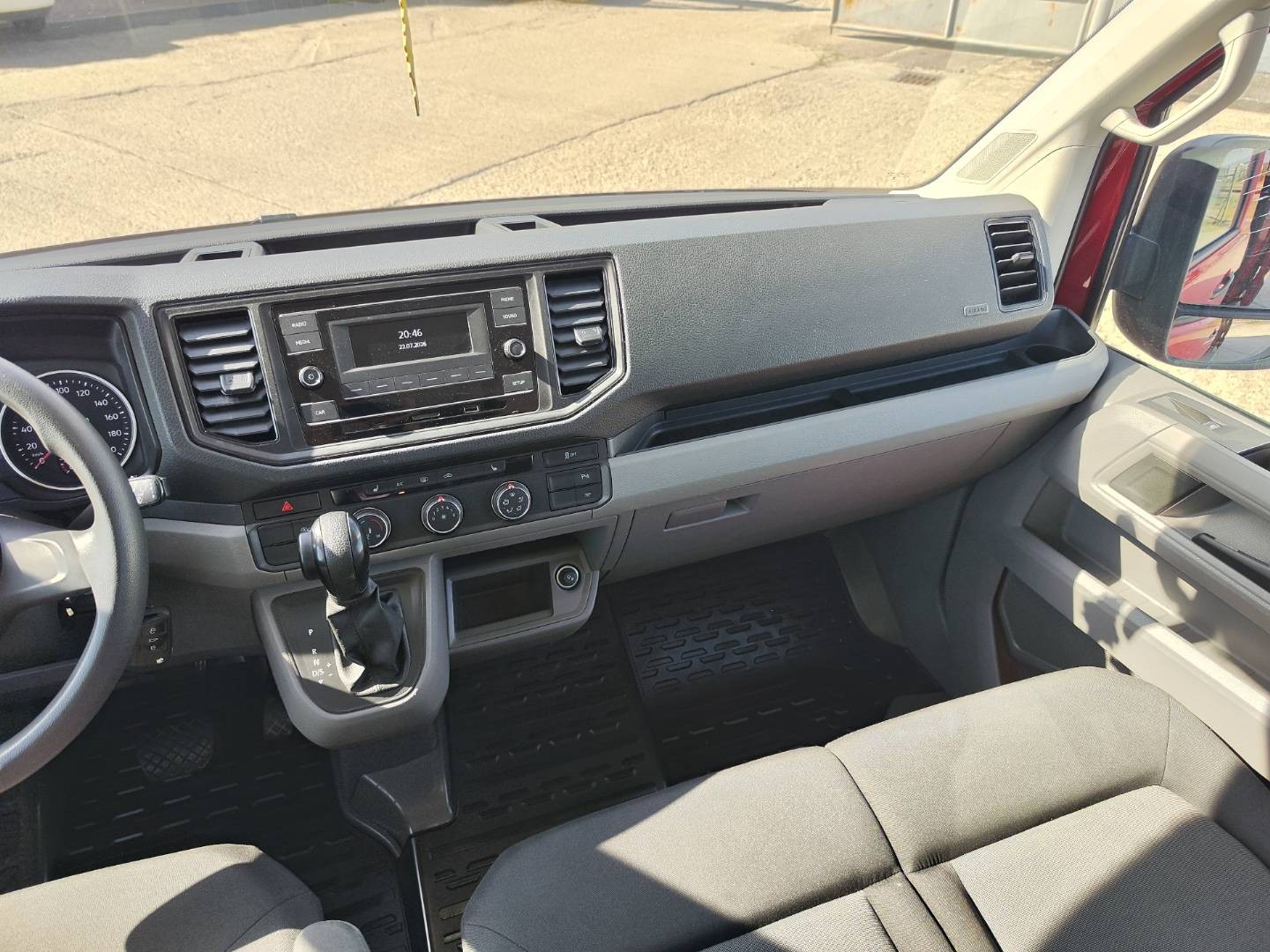 Volkswagen Crafter L2H1 2.0/103kW 9m  ZŤP Špeciál – foto 18